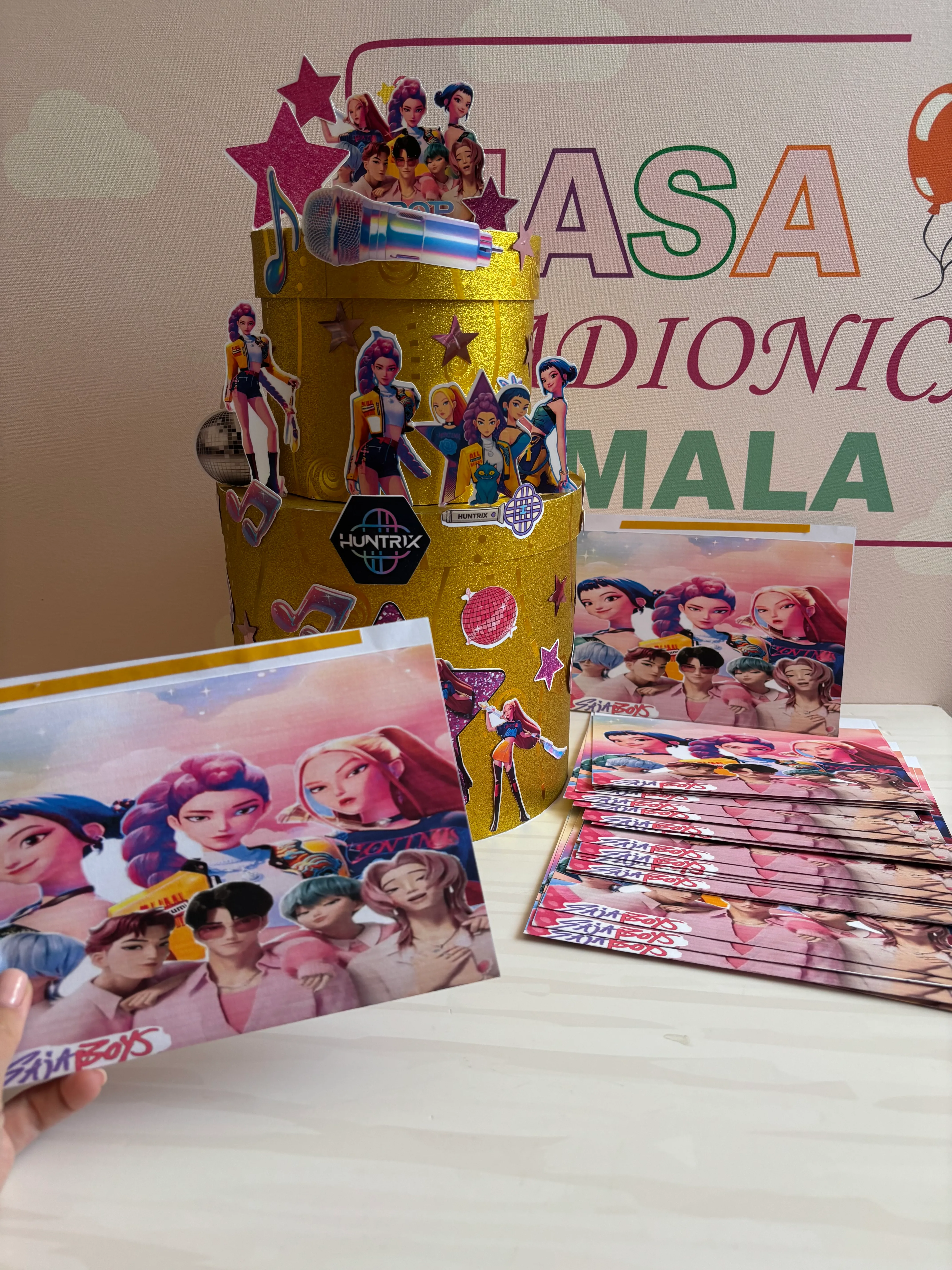 K-pop Demon Hunters torta od kartona